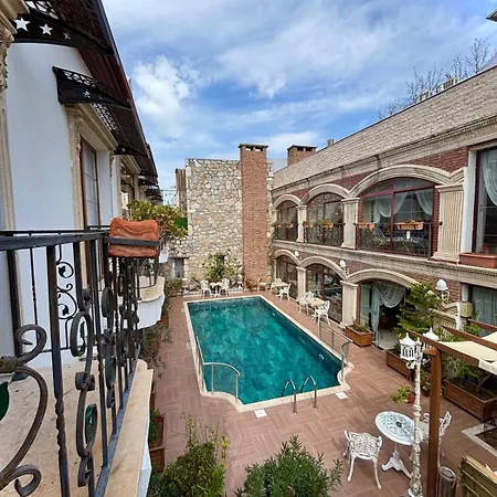 Saint John Hotel 3*